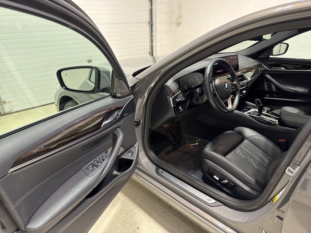 Used 2022 BMW 530i xDrive w/ Premium Package image 9