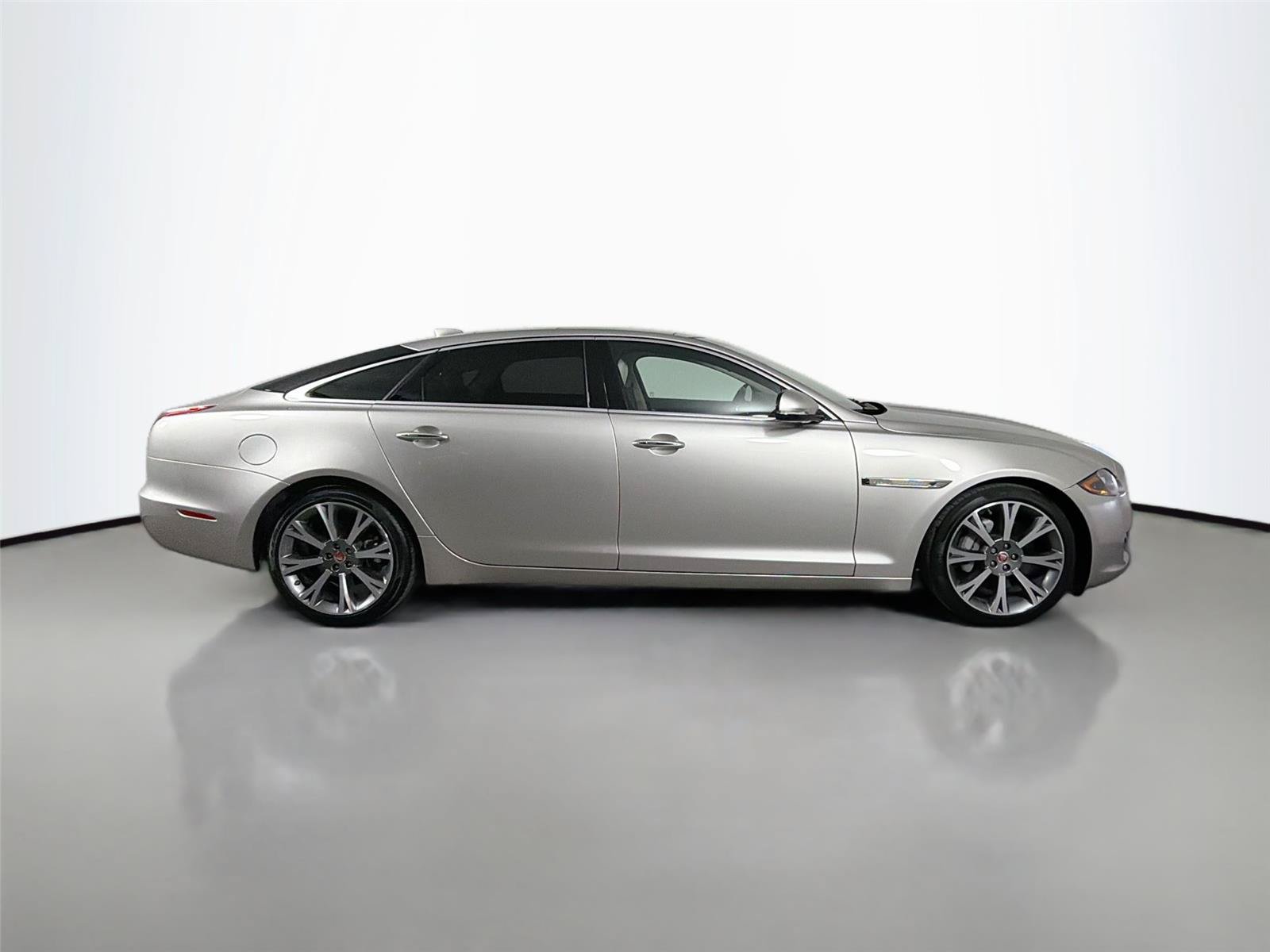 Used 2017 Jaguar XJ L Portfolio RWD image 5