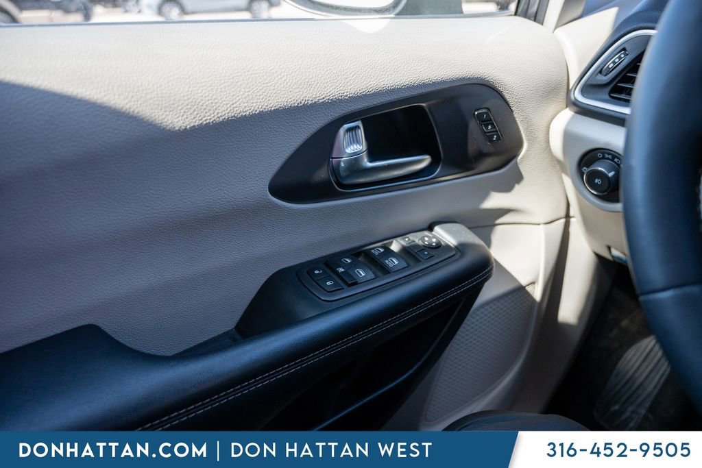 Used 2023 Chrysler Pacifica Touring-L image 17