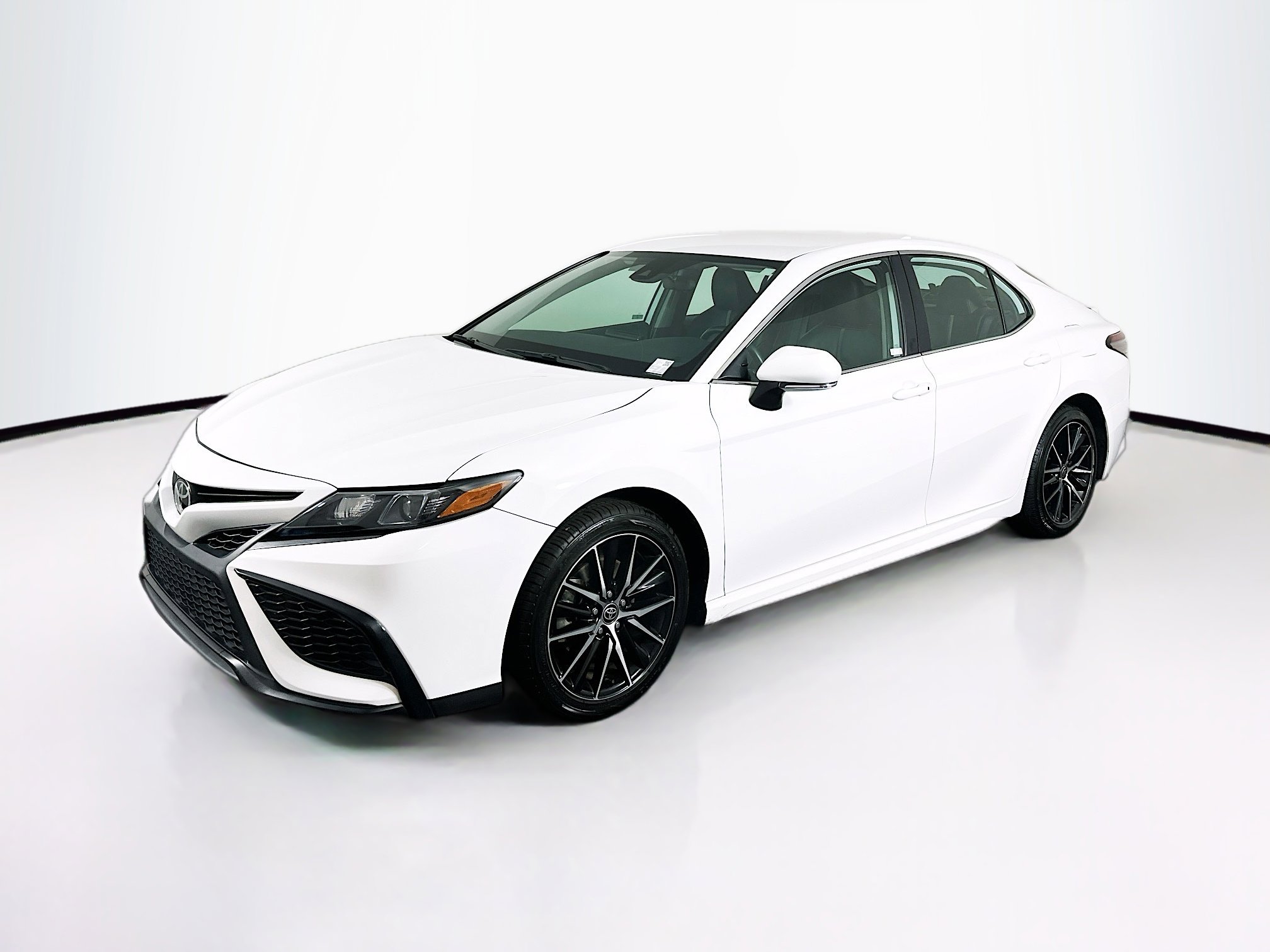 Used 2024 Toyota Camry SE image 3