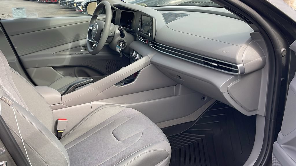 Used 2026 Hyundai Elantra SE FWD image 31