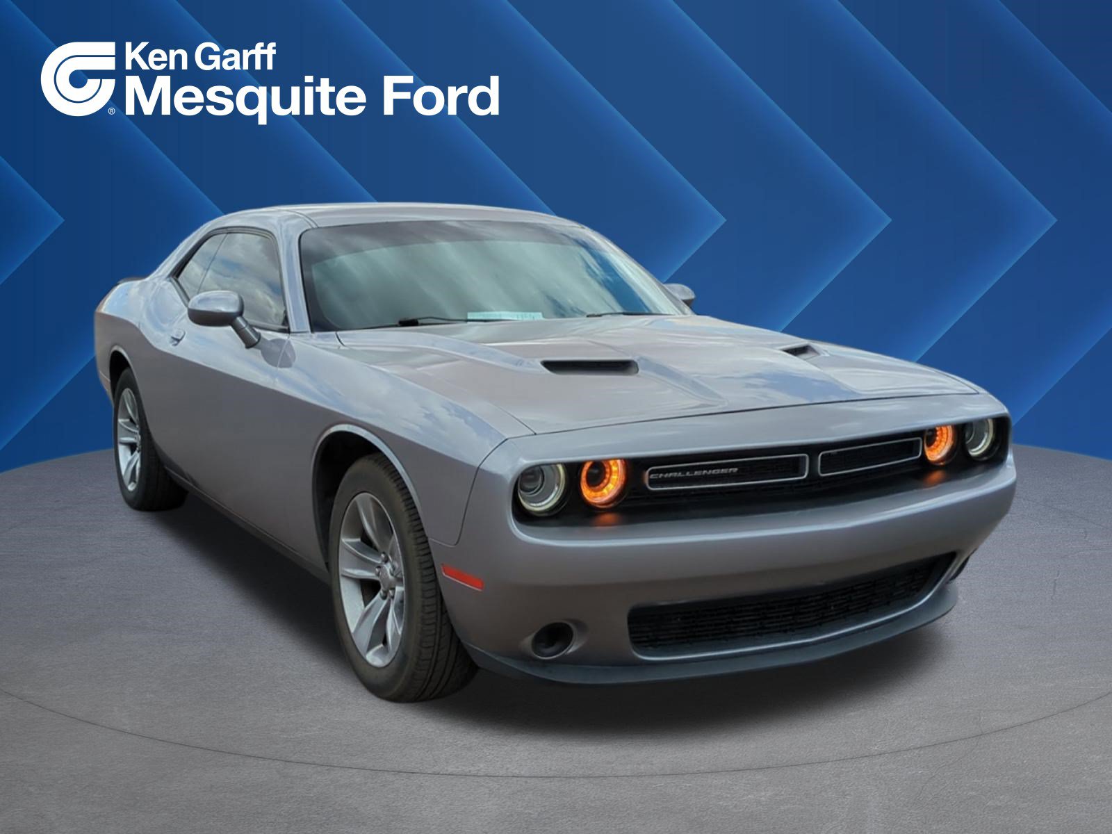 Used 2016 Dodge Challenger SXT RWD image 1