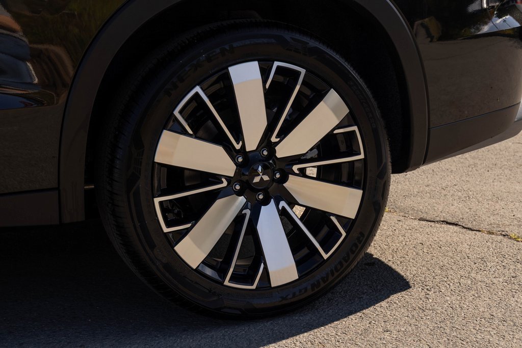 Used 2025 Mitsubishi Outlander SE image 9