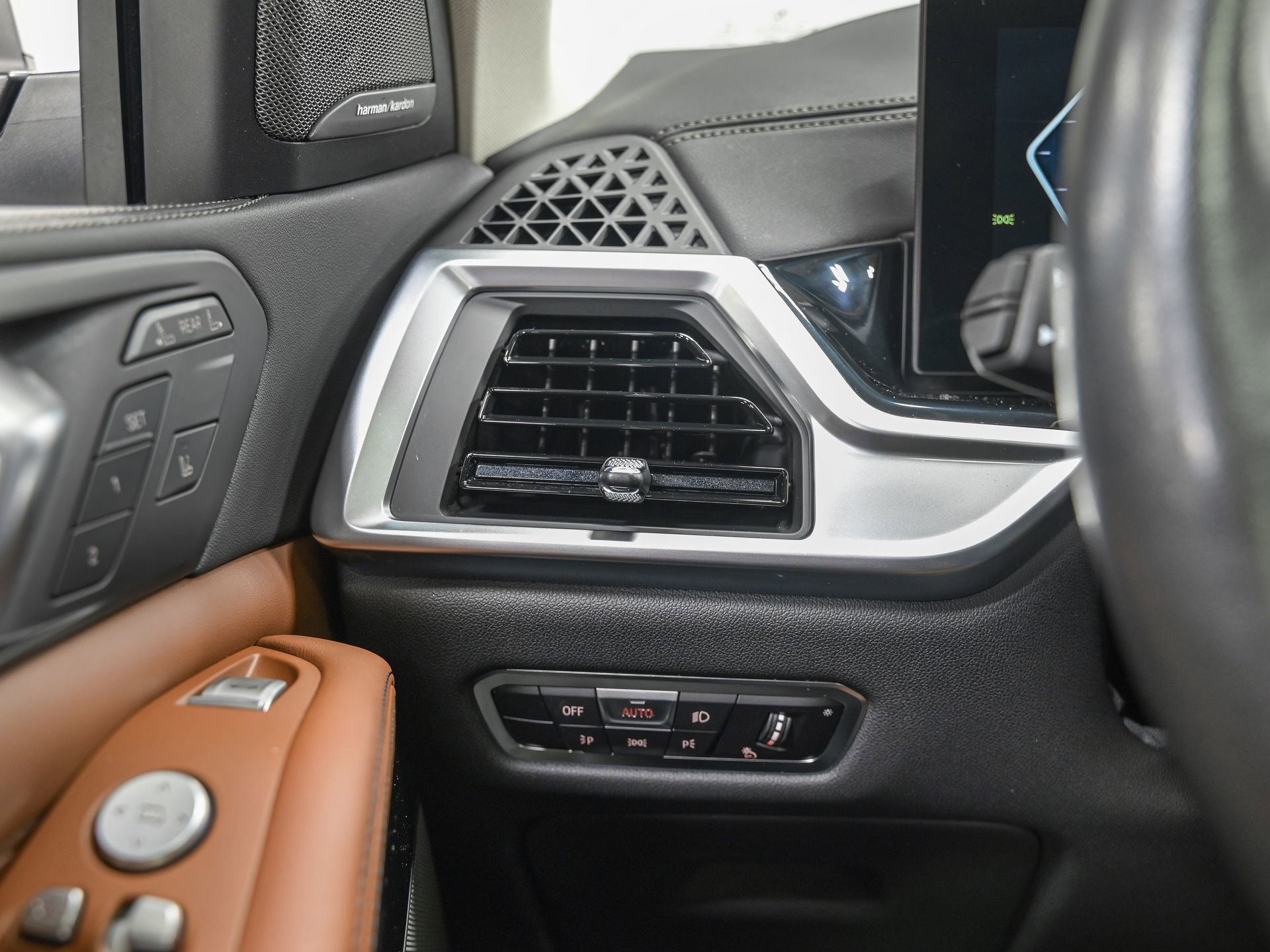 Used 2023 BMW X7 xDrive40i w/ Premium Package AWD/4WD image 17