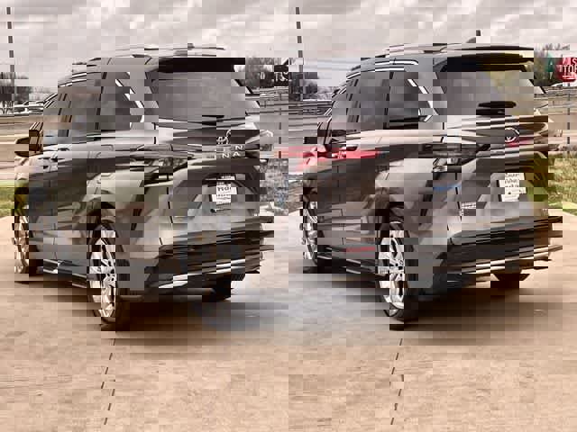 Used 2024 Toyota Sienna Platinum image 5
