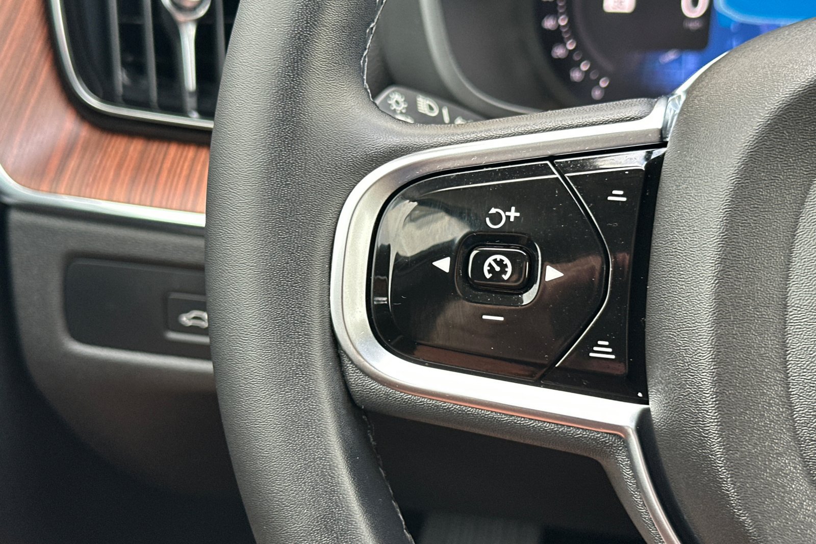 Certified 2023 Volvo XC60 B5 Ultimate AWD/4WD image 29