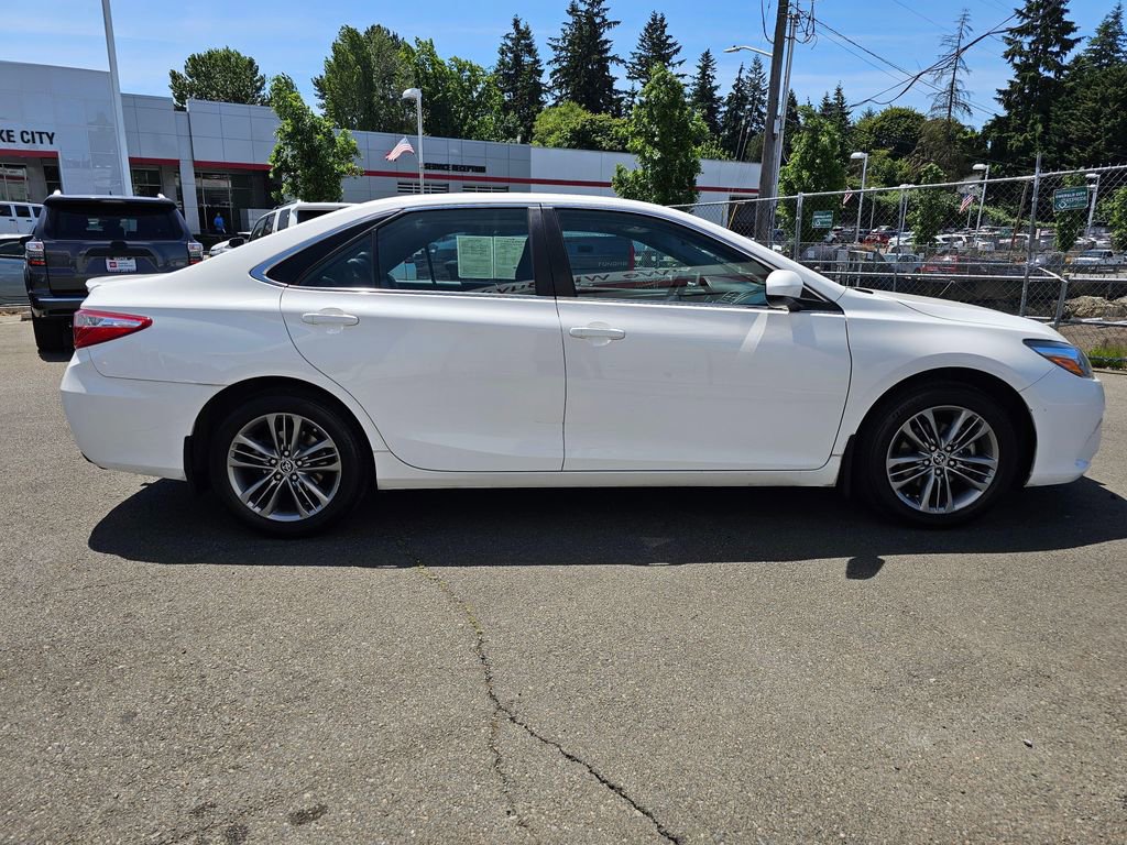 Used 2015 Toyota Camry SE w/ Moonroof Package FWD image 16