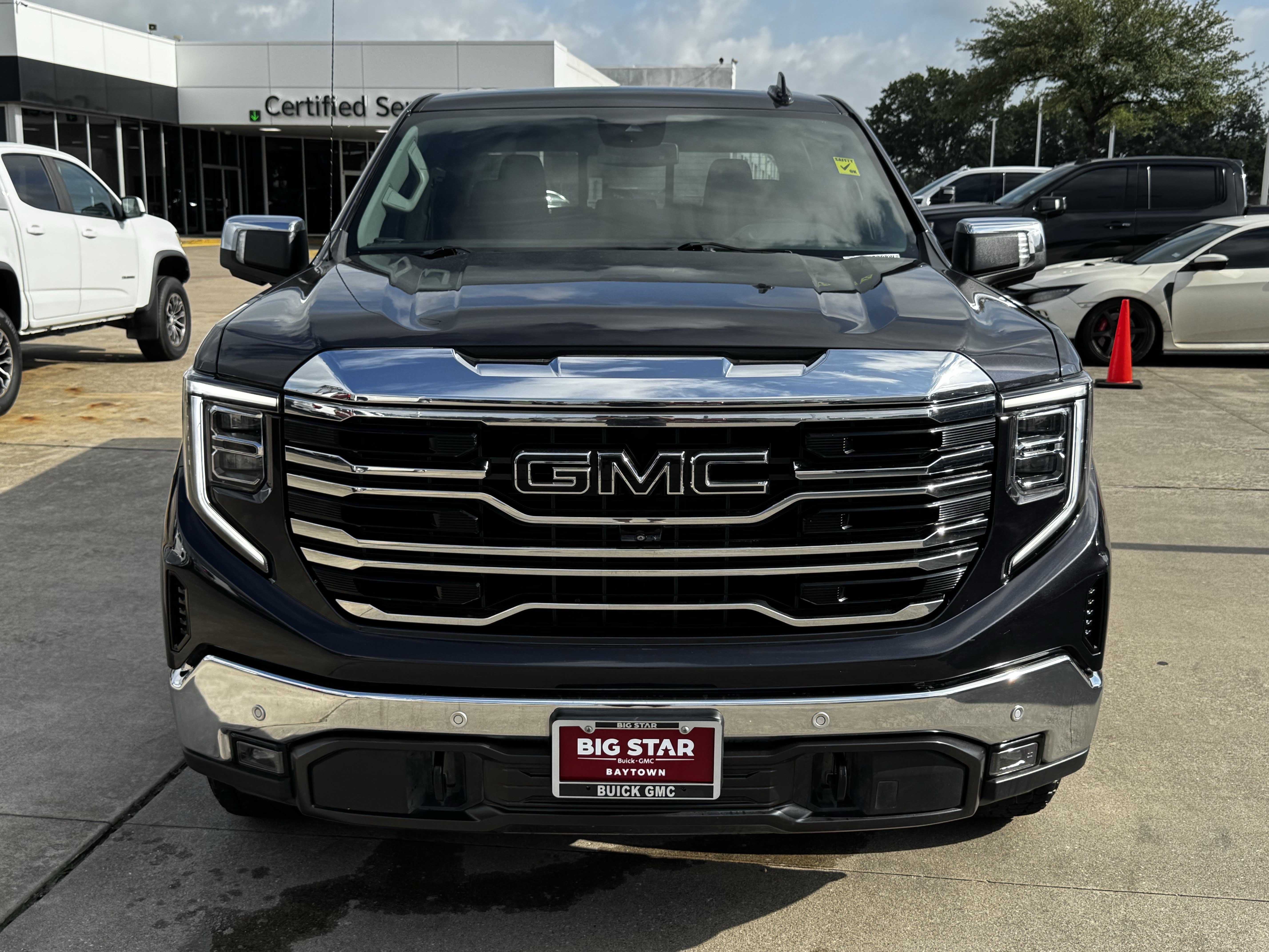 Used 2023 GMC Sierra 1500 SLT AWD/4WD image 11
