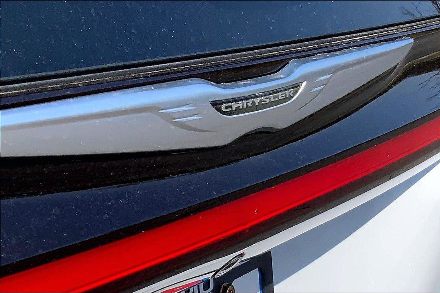 Used 2023 Chrysler Pacifica Touring-L image 31