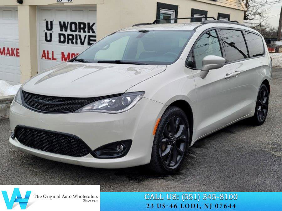 Used 2019 Chrysler Pacifica Touring-L w/ S Appearance Package image 3