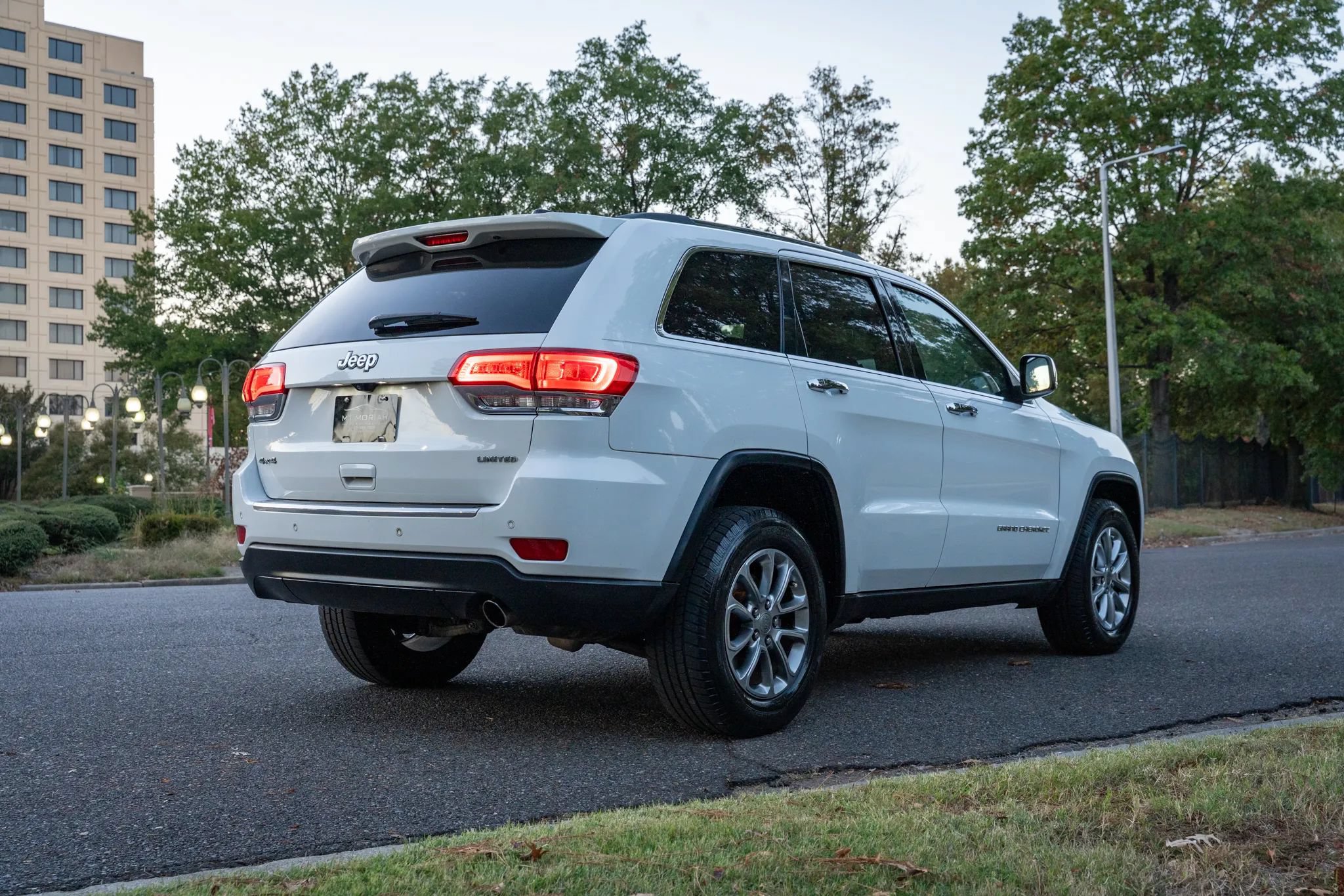 Used 2015 Jeep Grand Cherokee Limited AWD/4WD image 5