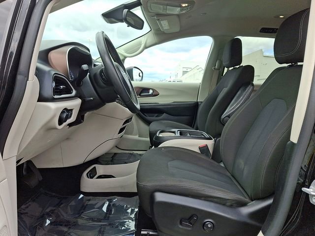 Used 2023 Chrysler Voyager LX image 15