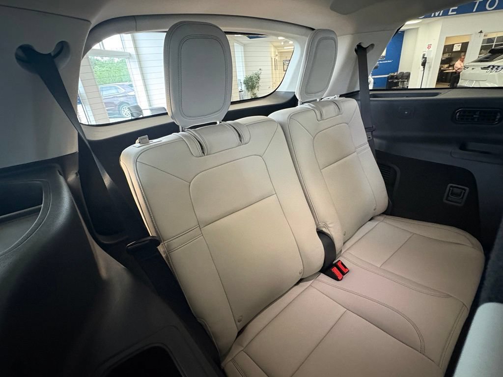 Used 2025 Lincoln Aviator AWD w/ Equipment Group 101A image 39