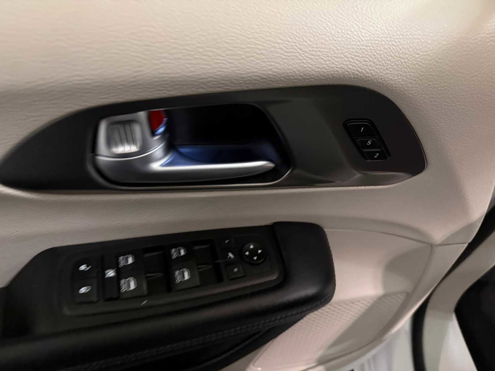 Used 2019 Chrysler Pacifica Limited image 21