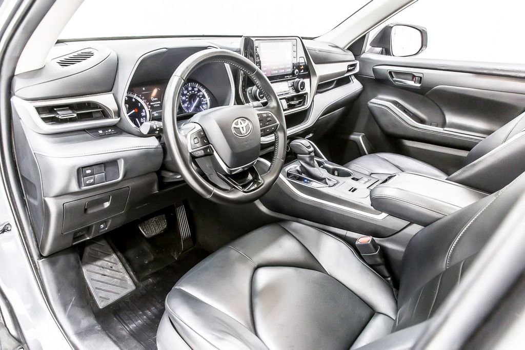 Used 2020 Toyota Highlander XLE FWD image 27