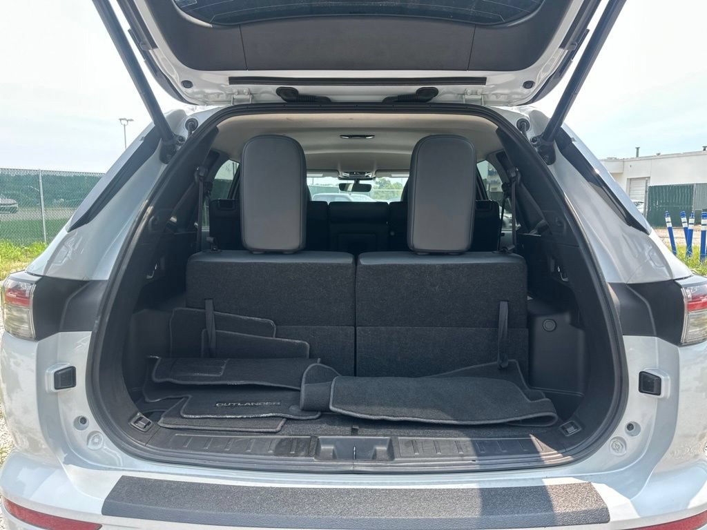 Used 2025 Mitsubishi Outlander SE FWD image 8
