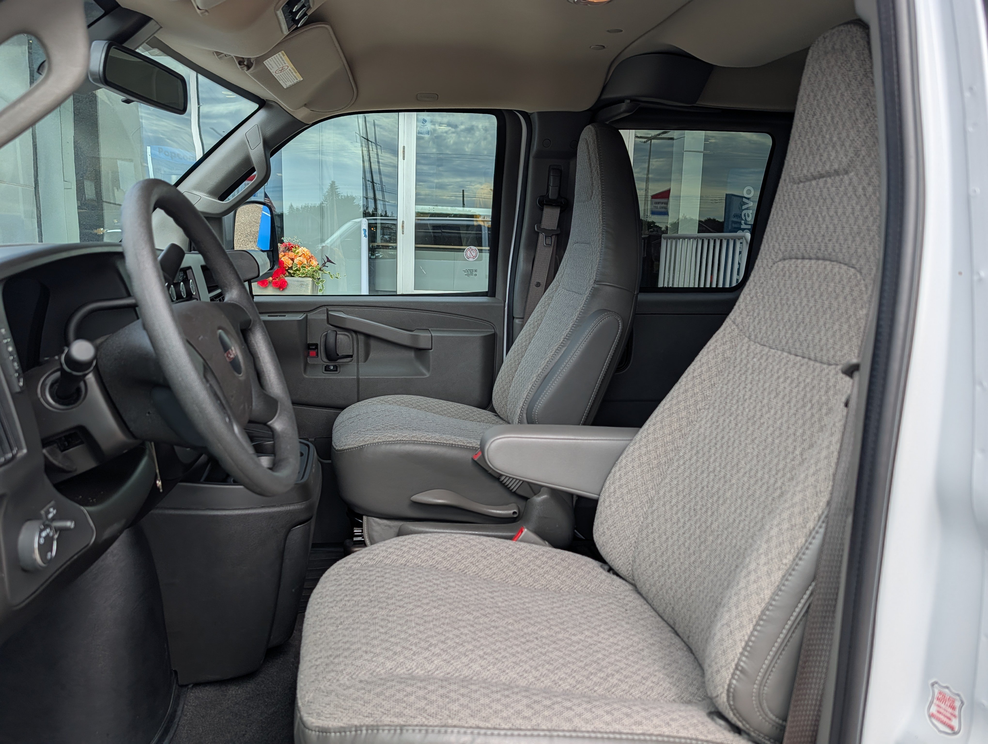 Certified 2025 GMC Savana 3500 LT w/ LT Preferred Equipment Group RWD image 8