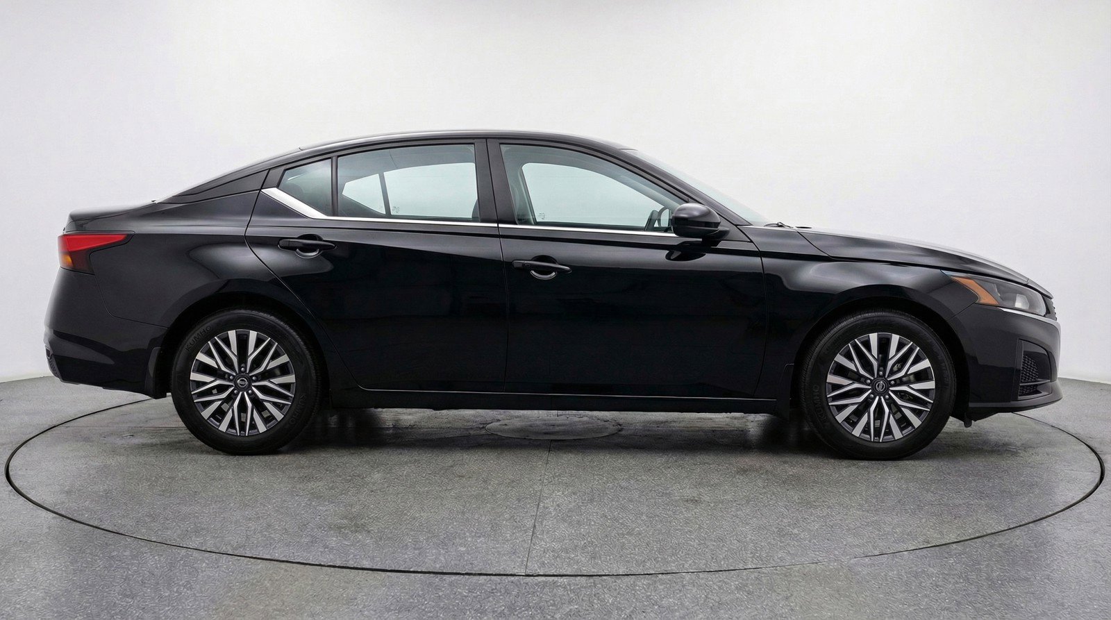 Used 2025 Nissan Altima 2.5 SV image 11
