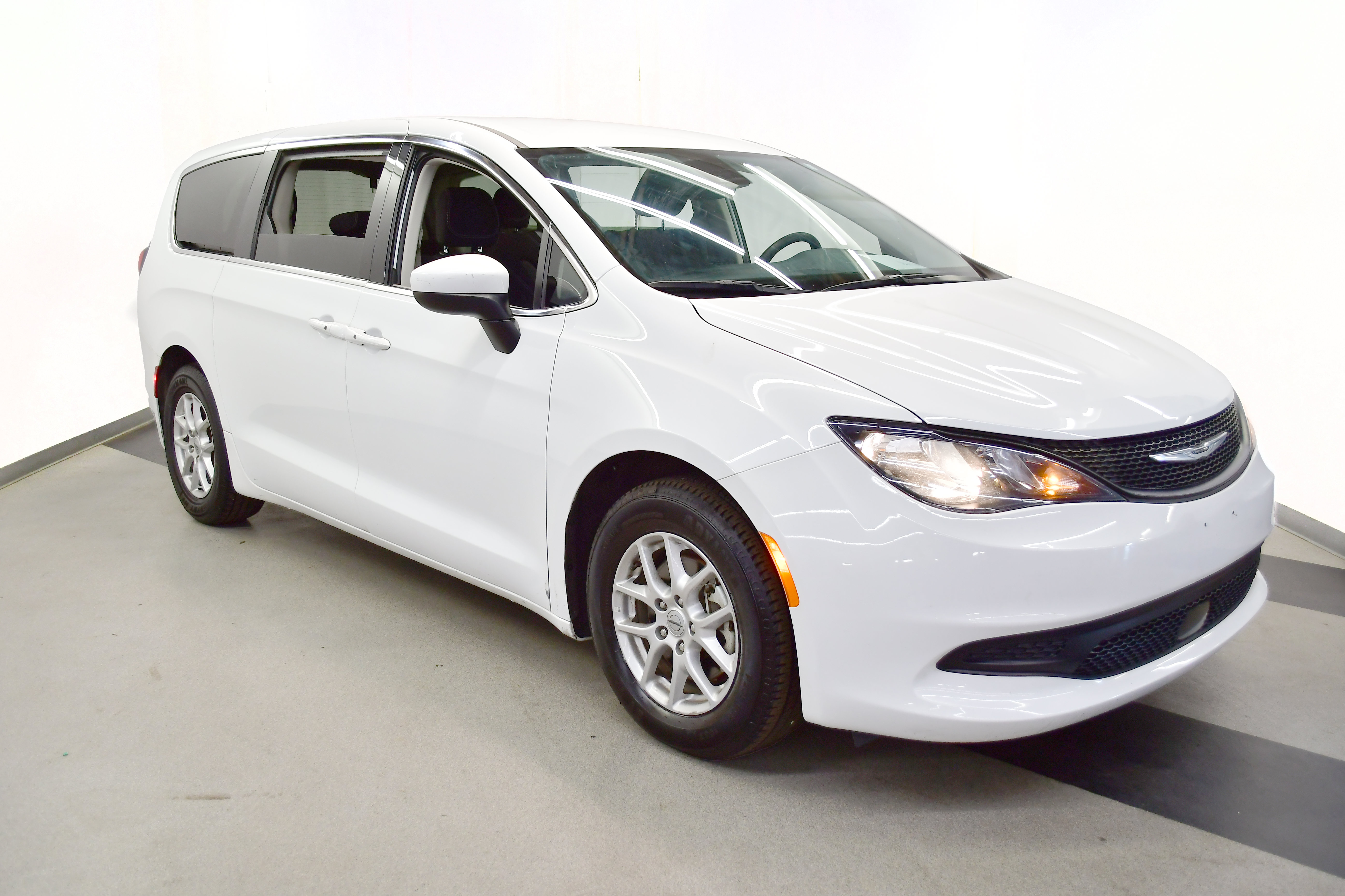 Used 2023 Chrysler Voyager LX FWD image 2