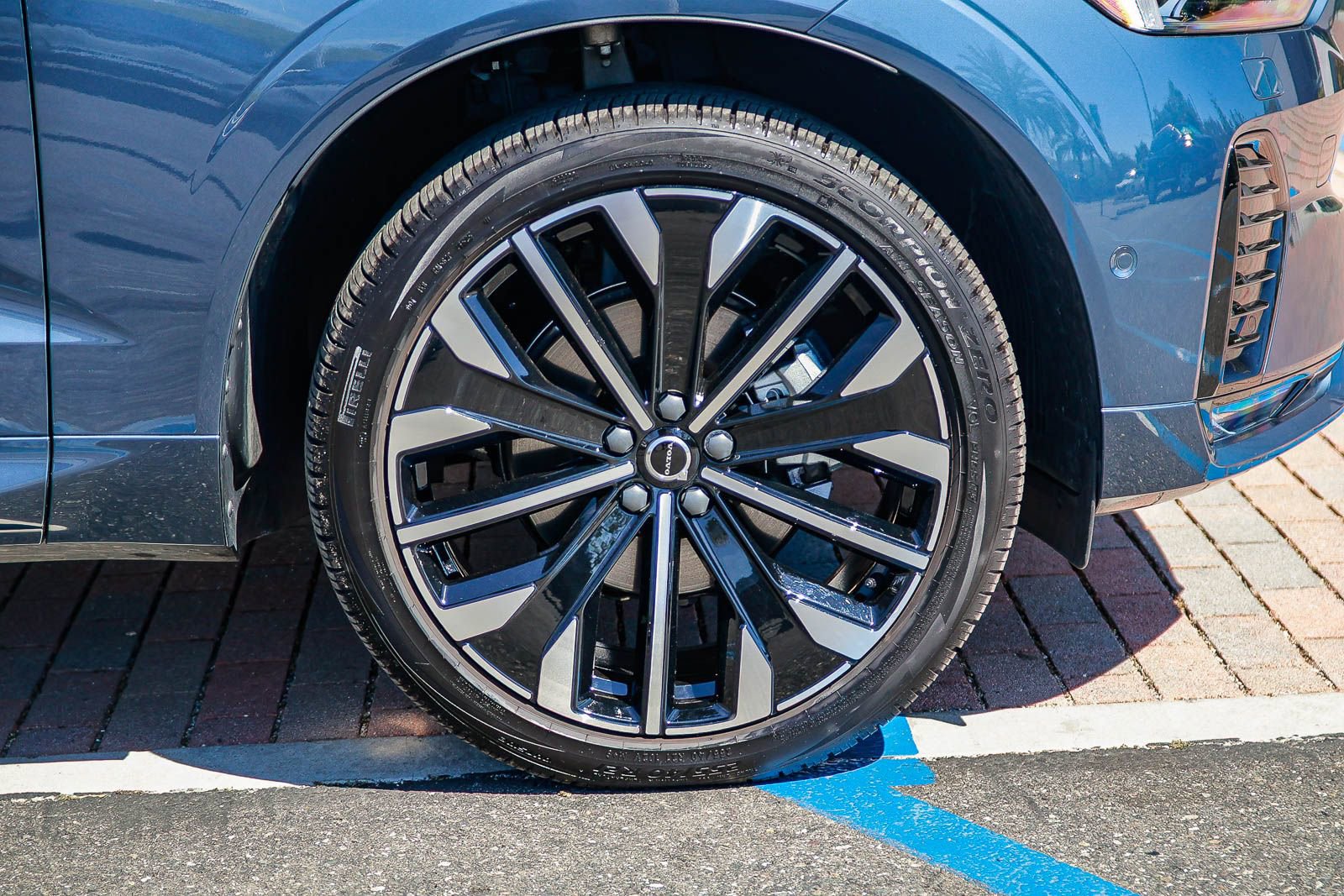 Used 2026 Volvo XC60 B5 Ultra w/ Protection Package Premier image 11