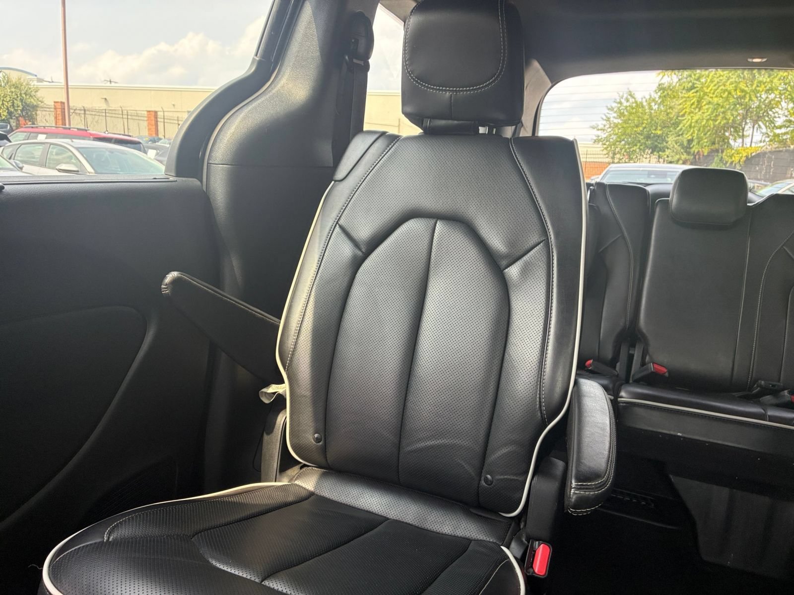 Used 2025 Chrysler Pacifica Limited FWD image 34