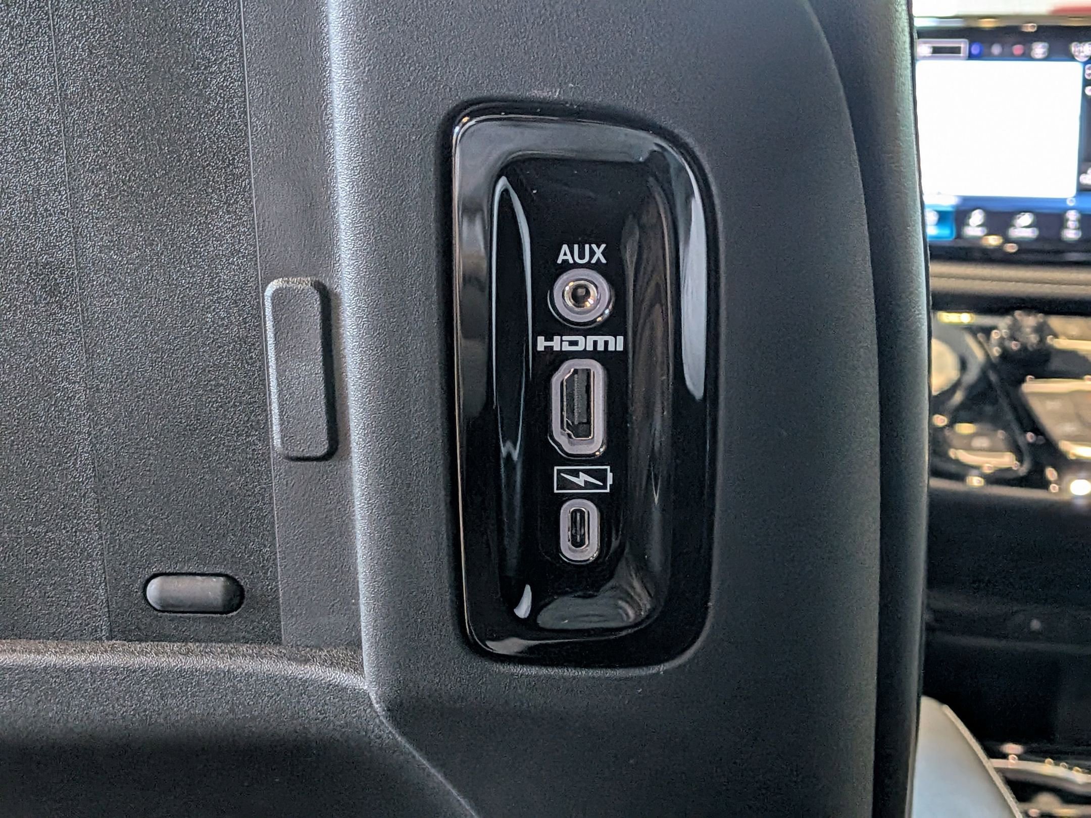 New 2026 Chrysler Pacifica Limited w/ Uconnect Theater Family Group image 28