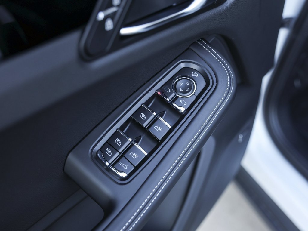 Certified 2026 Porsche Macan S AWD/4WD image 32