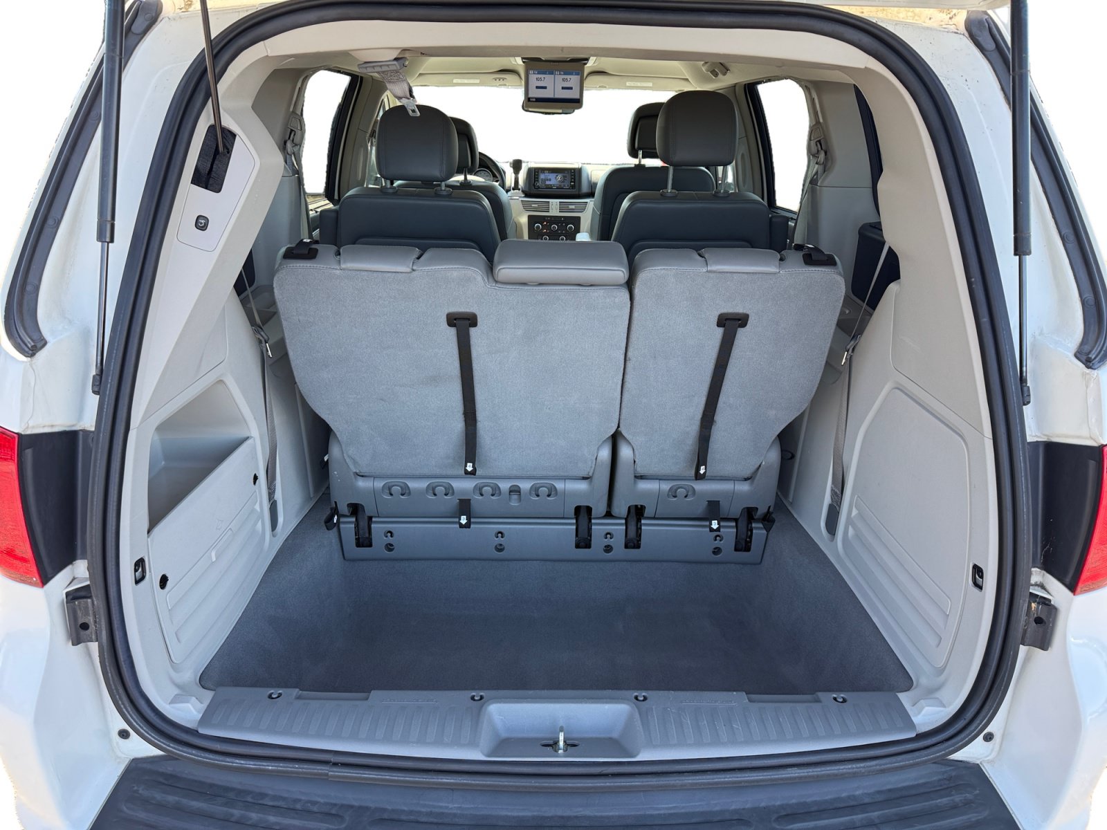 Used 2011 Volkswagen Routan SE FWD image 17