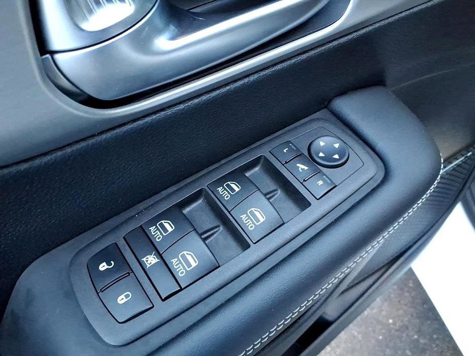 Used 2023 Chrysler Pacifica Limited w/ Uconnect Theater Family Group image 12