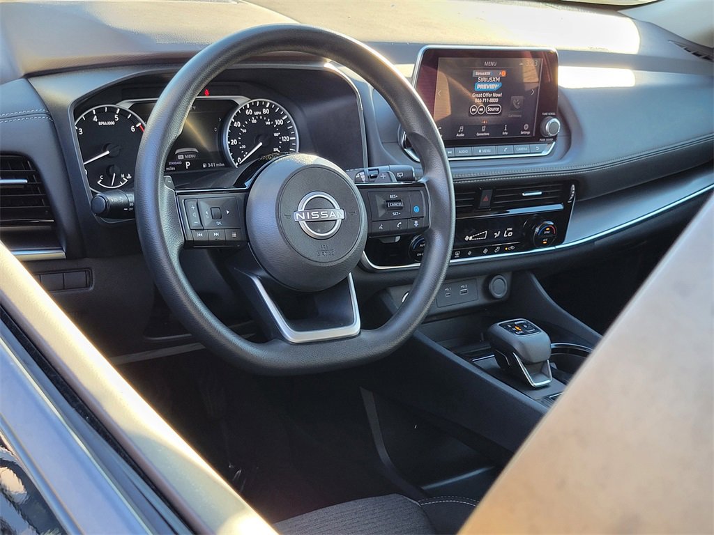 Used 2022 Nissan Rogue SV image 3