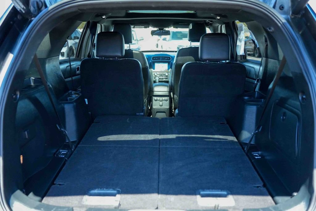 Used 2018 Ford Explorer XLT w/ Equipment Group 202A AWD/4WD image 12