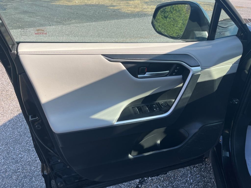 Used 2023 Toyota RAV4 Limited image 12