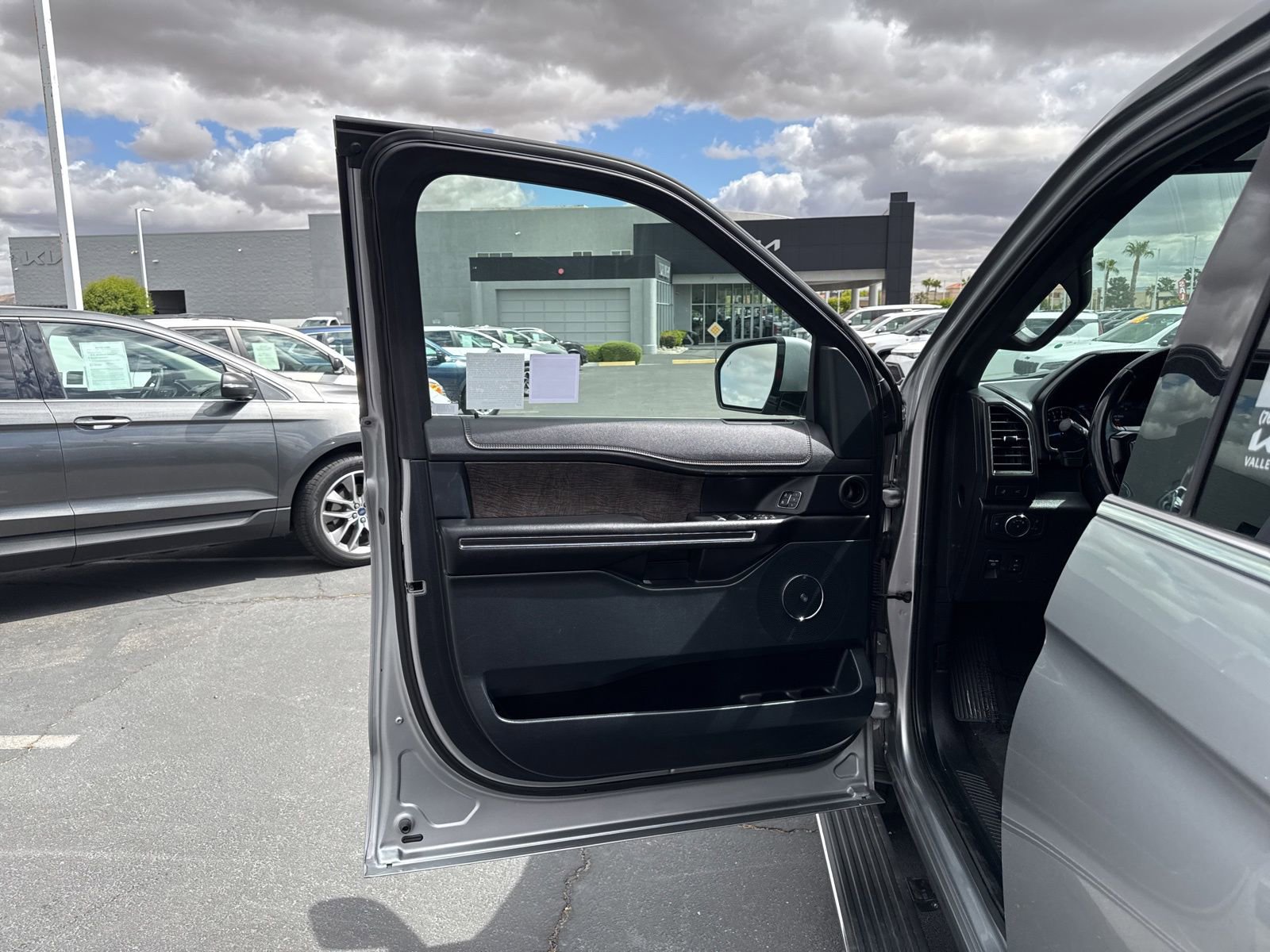 Used 2020 Ford Expedition Limited image 13