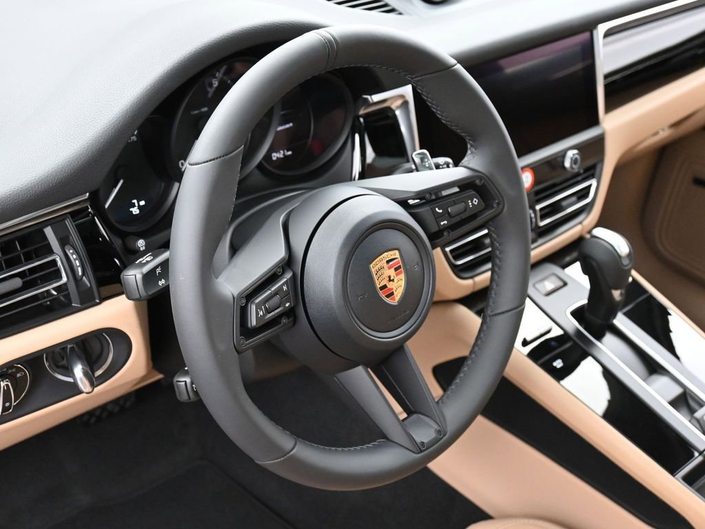 Used 2025 Porsche Macan AWD/4WD image 17