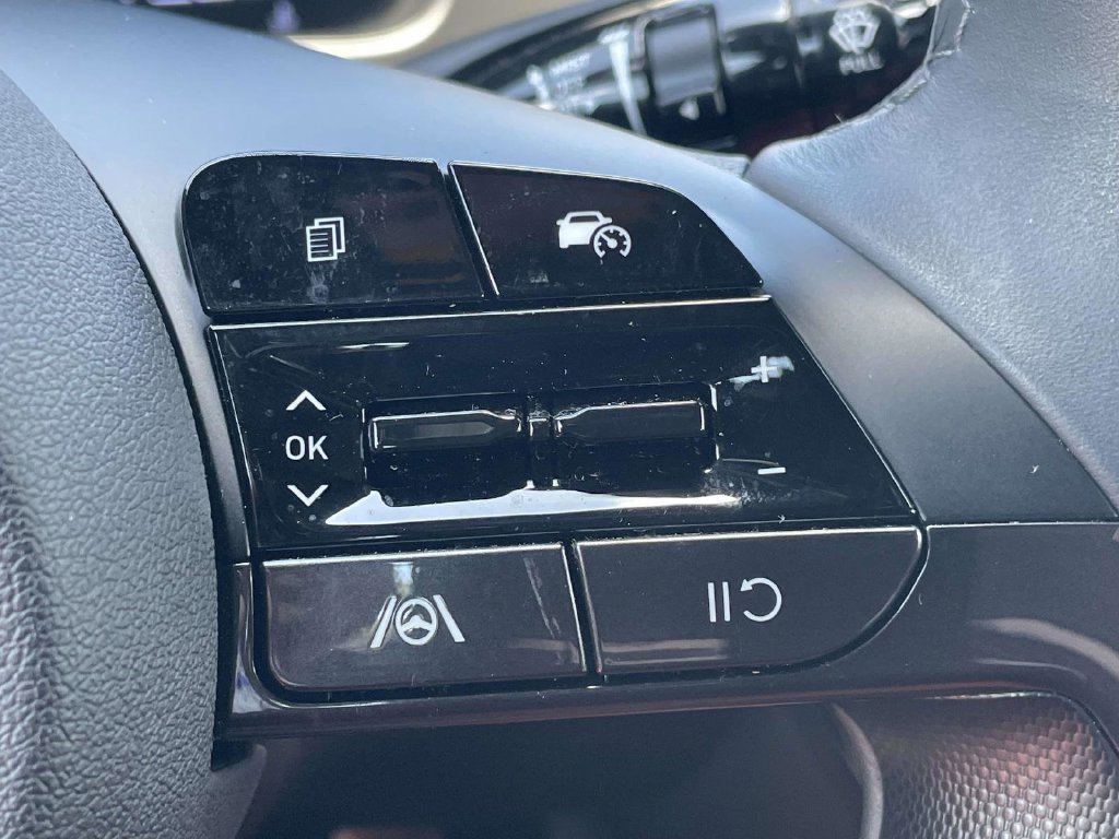 Used 2025 Hyundai Elantra Sport FWD image 17