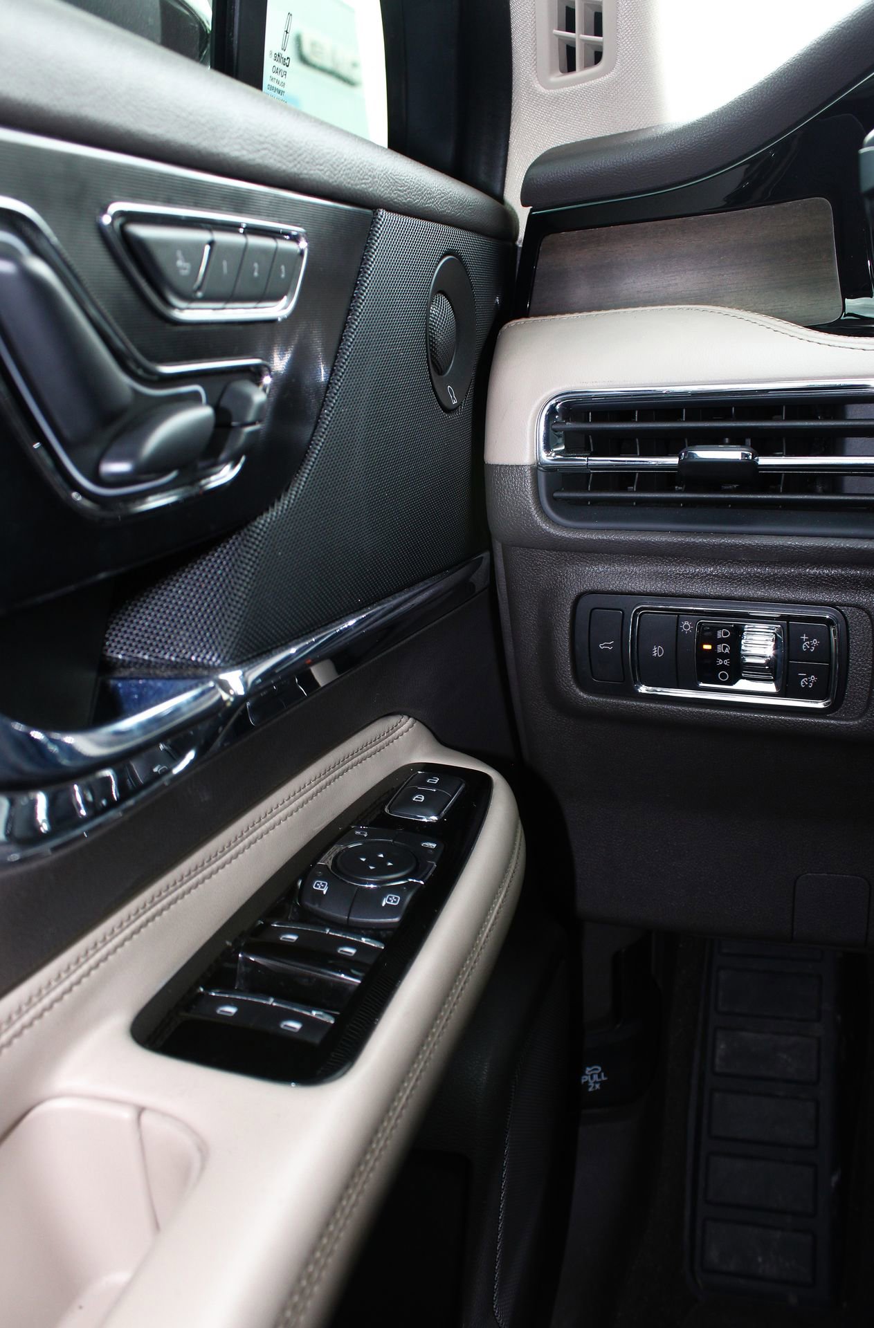 Used 2021 Lincoln Corsair Reserve w/ Equipment Group 201A image 15