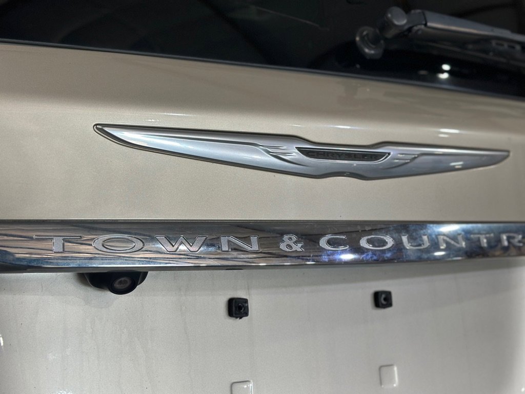 Used 2014 Chrysler Town & Country Touring image 33
