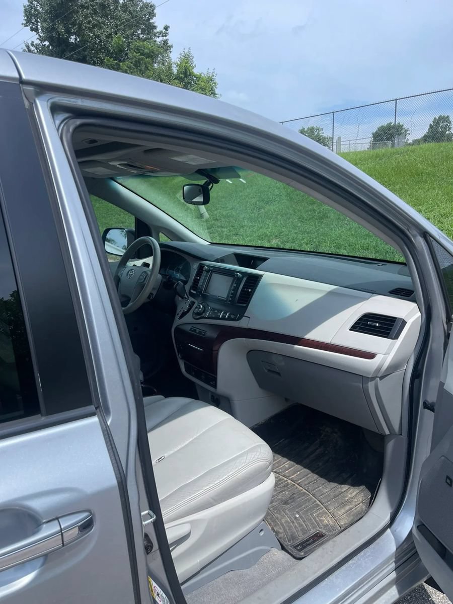 Used 2011 Toyota Sienna XLE w/ Premium Pkg FWD image 14