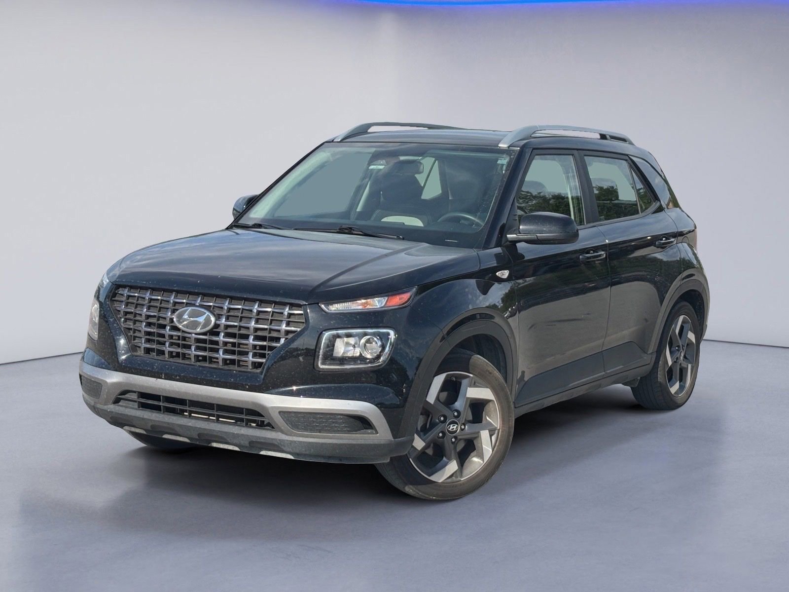 Used 2024 Hyundai Venue SEL FWD image 2