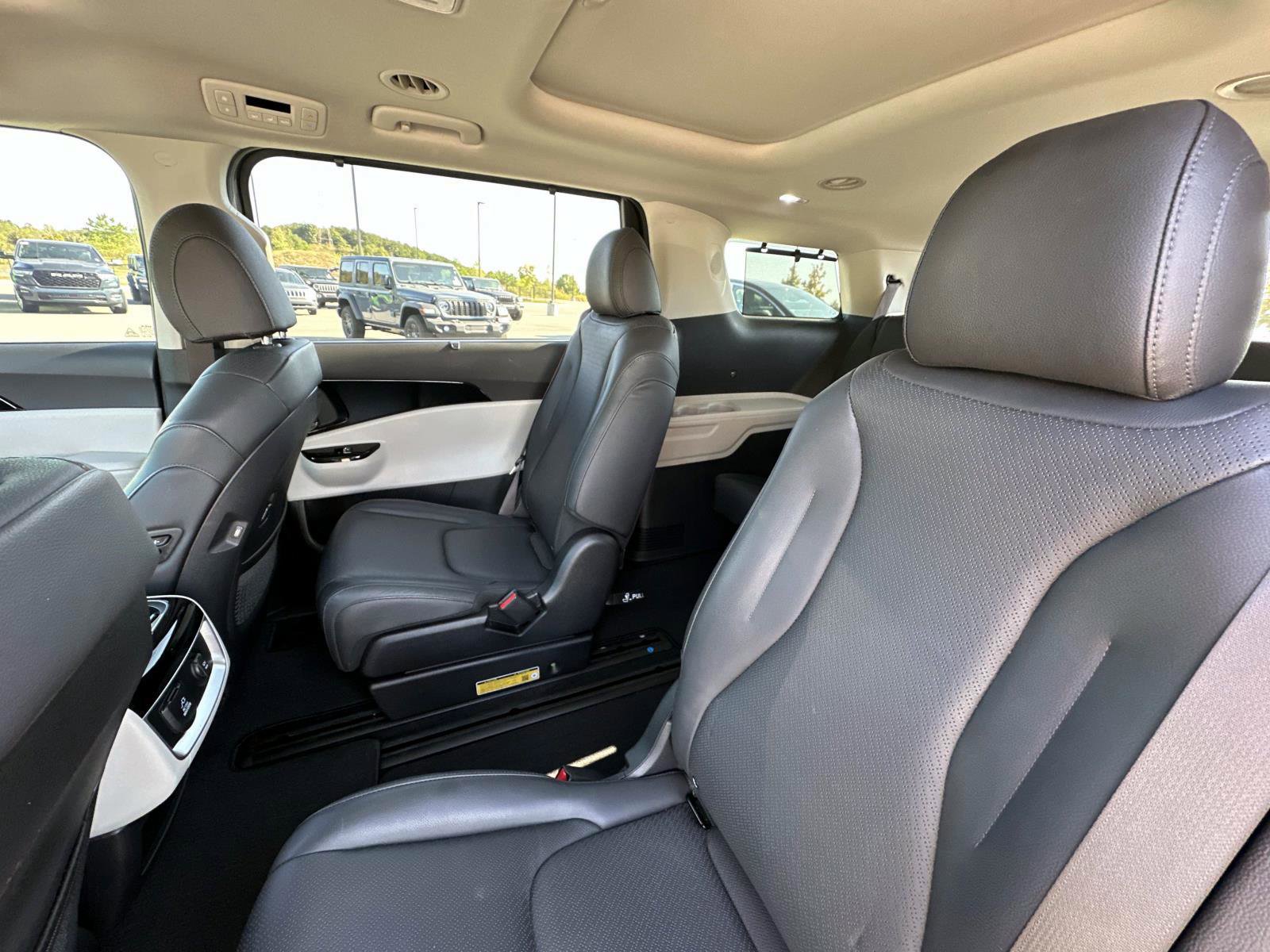 Used 2024 Kia Carnival SX Prestige image 16