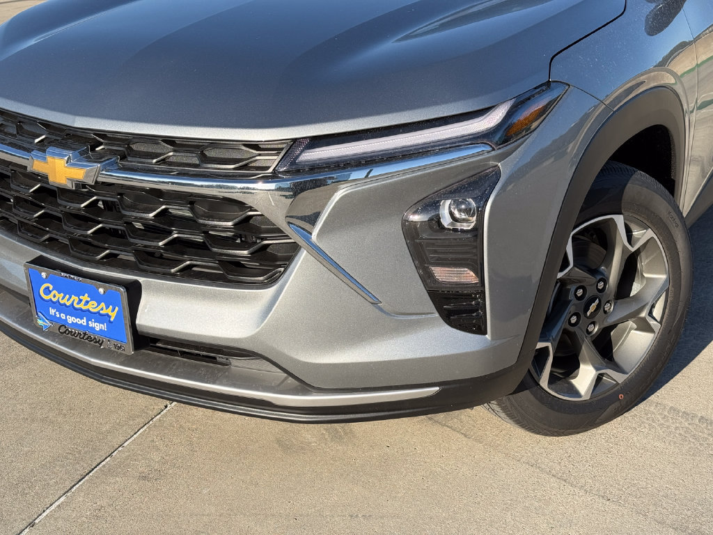 New 2026 Chevrolet Trax LT w/ Sunroof Package FWD image 3