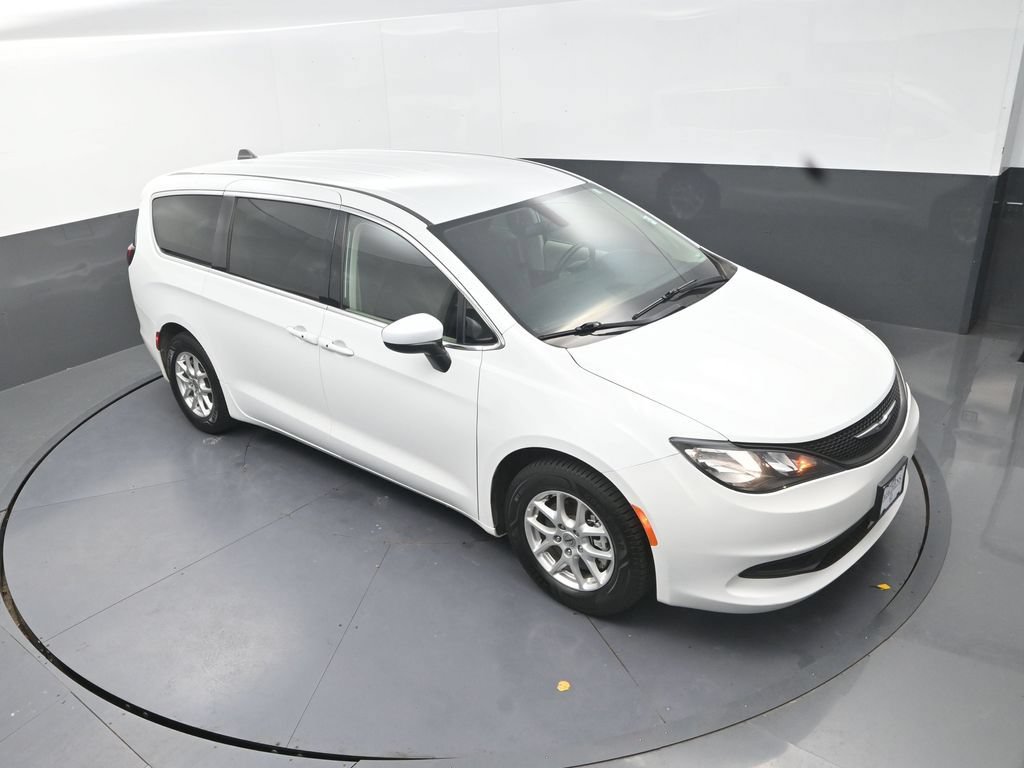 Used 2022 Chrysler Voyager LX FWD image 14