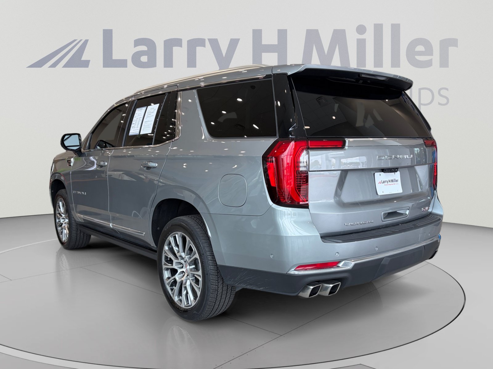 Used 2025 GMC Yukon Denali w/ Denali Reserve Package AWD/4WD image 3