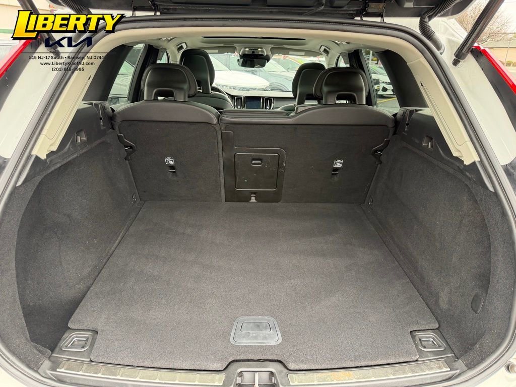 Used 2018 Volvo XC60 T6 Momentum AWD/4WD image 12