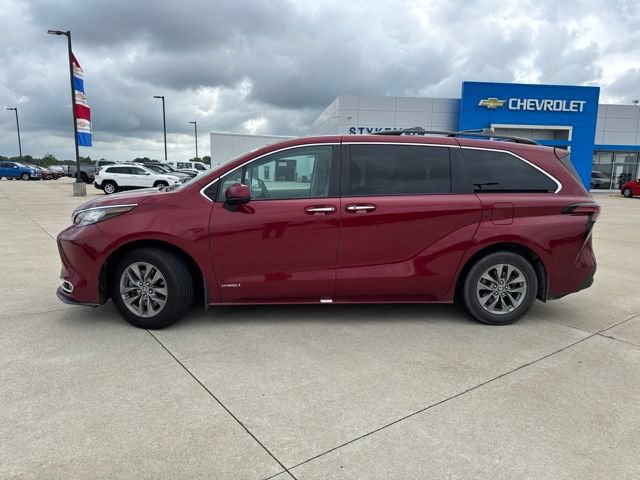 Used 2021 Toyota Sienna XLE AWD/4WD image 2