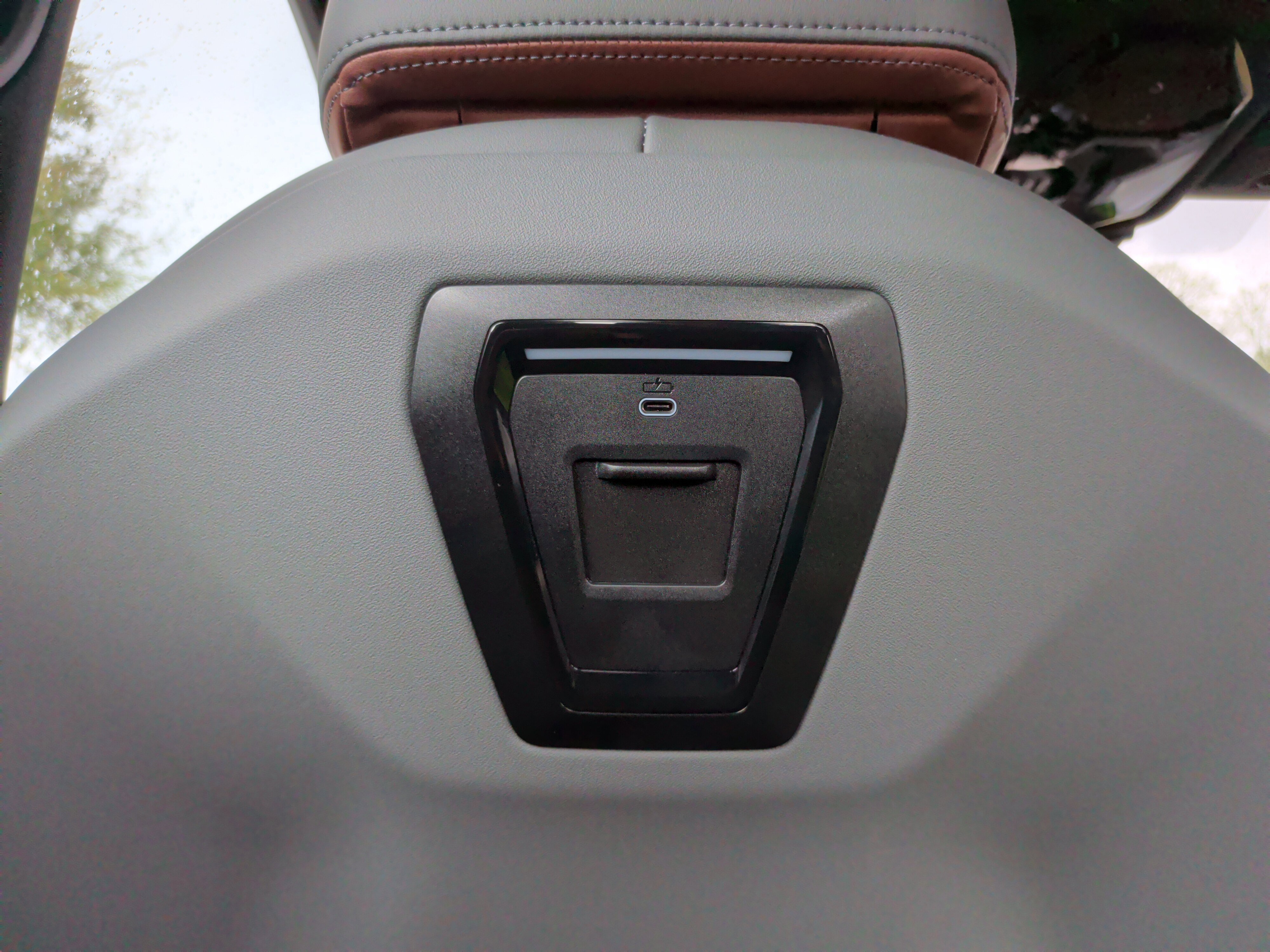 Certified 2025 BMW 550e xDrive w/ Executive Package image 37