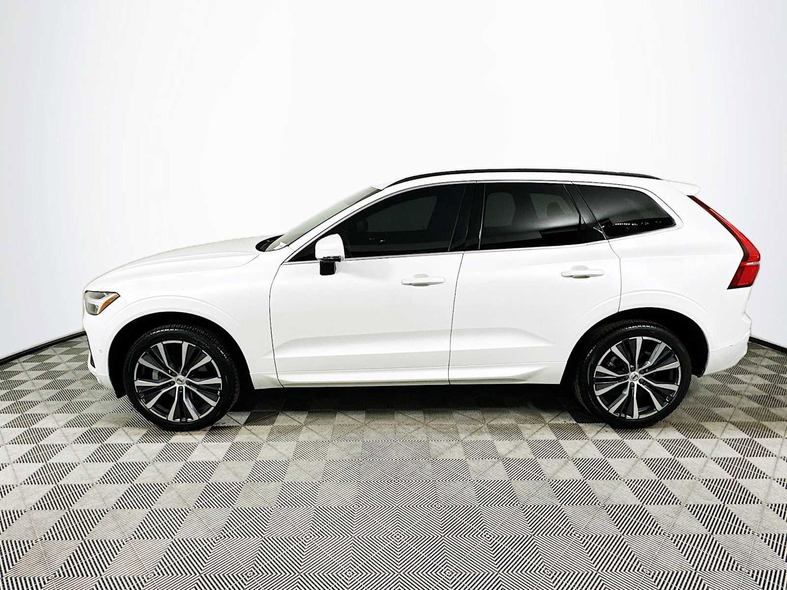 Used 2022 Volvo XC60 B5 Momentum w/ Advanced Package image 4