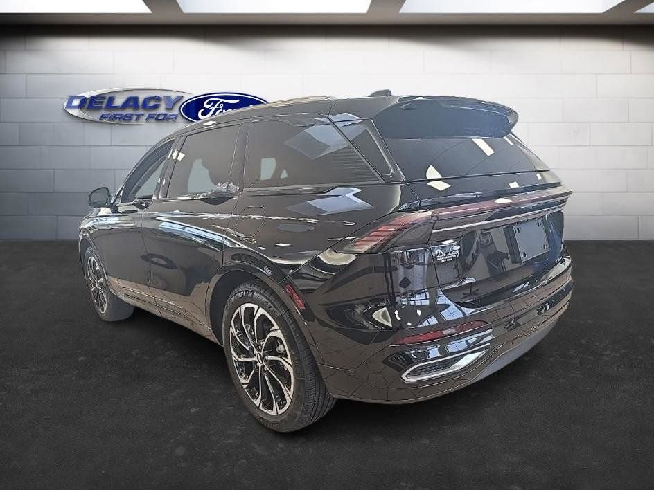 Used 2025 Lincoln Nautilus Reserve image 3