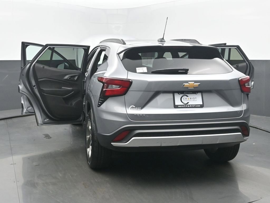 Used 2025 Chevrolet Trax LT w/ LT Convenience Package FWD image 54