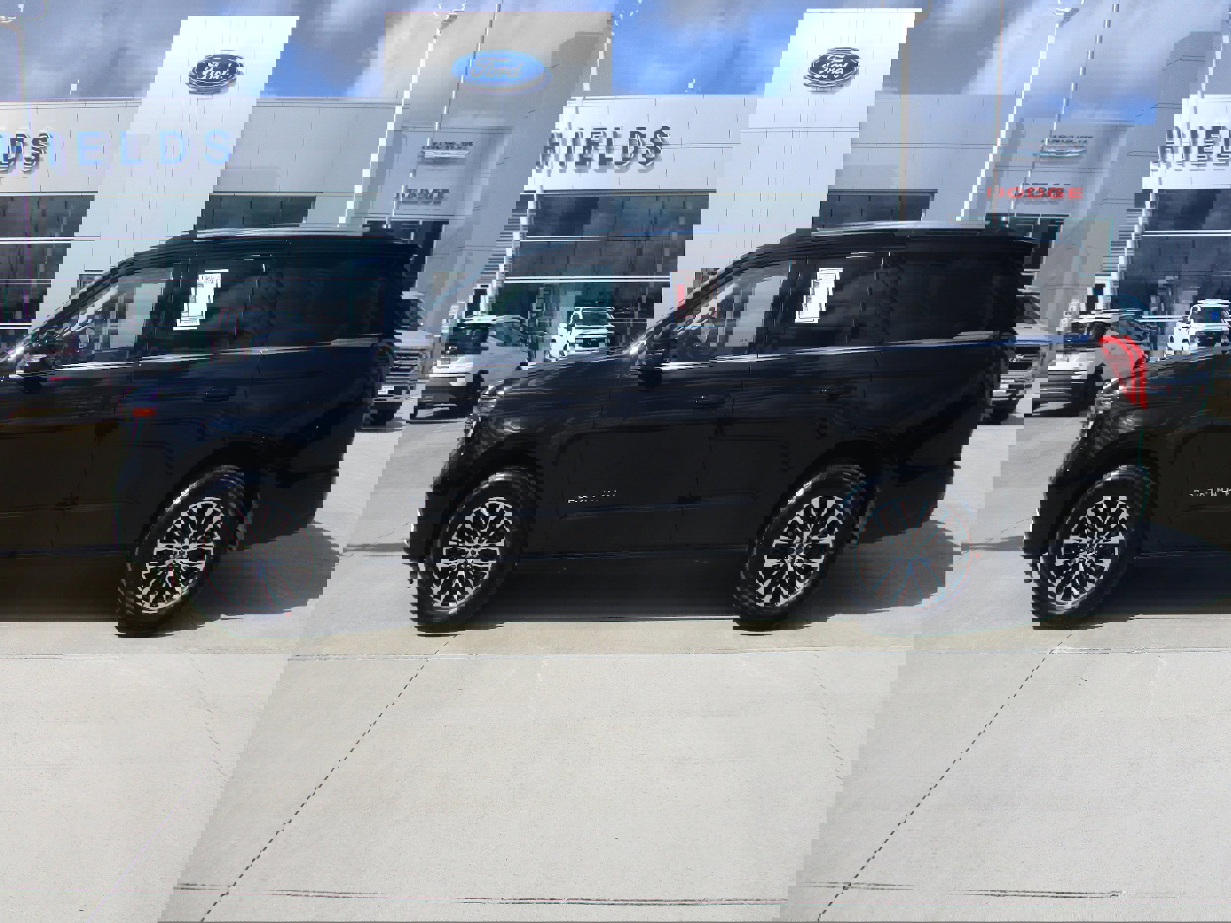 Used 2025 Ford Expedition Platinum image 3